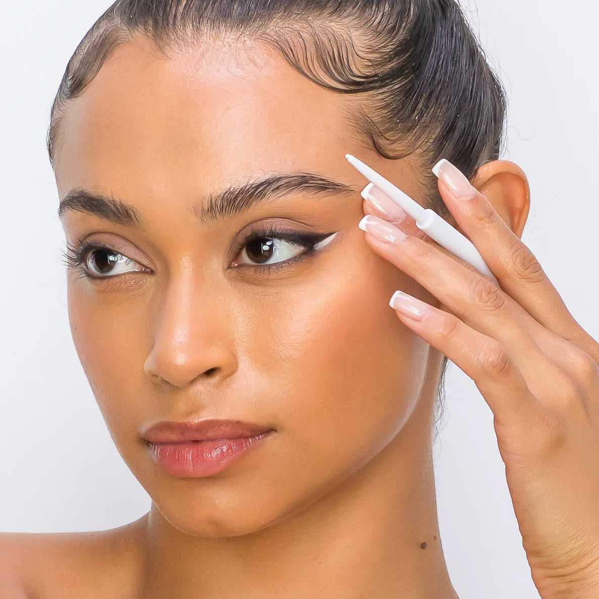 DELINEADOR RETRACTIL ESSENTIALS KARA BEAUTY