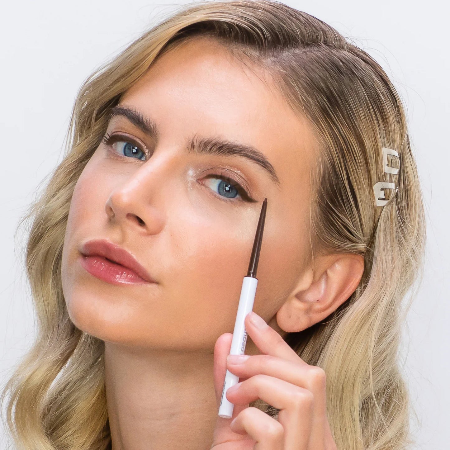 DELINEADOR RETRACTIL ESSENTIALS KARA BEAUTY